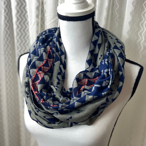 3/25 Evelyn K New York Scarf Geometric Shape Gray - Picture 5 of 11